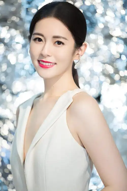 任容萱长裙亮相时尚盛典 优雅动人魅力无限