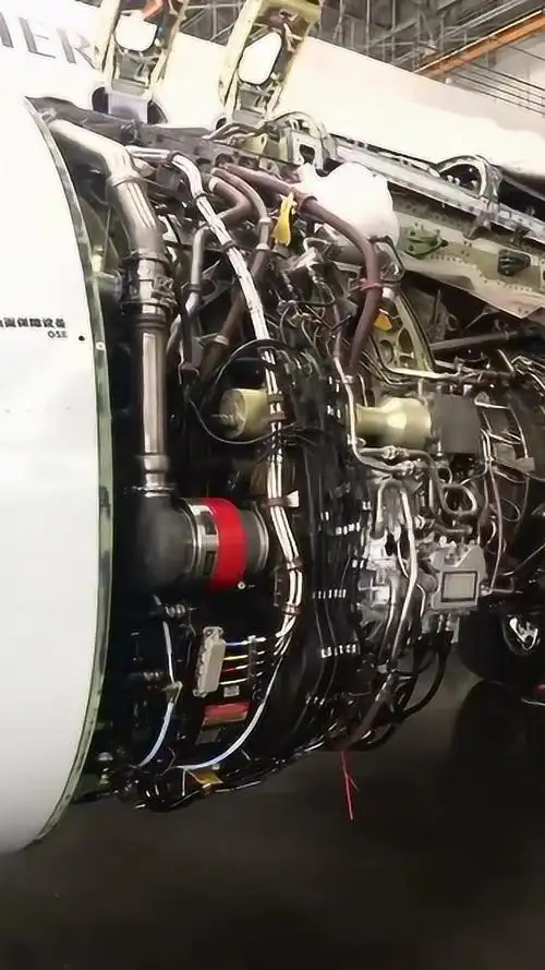 近距离观看波音737发动机内部