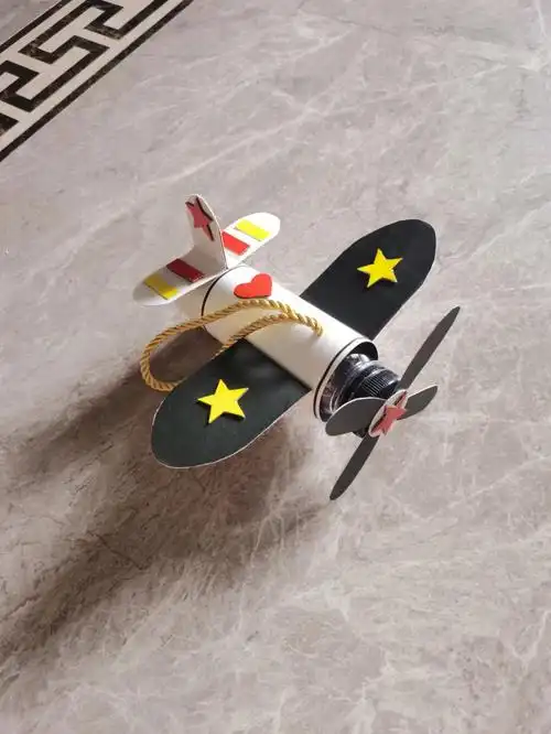 飞机手工制作废品利用幼儿园国庆节作业