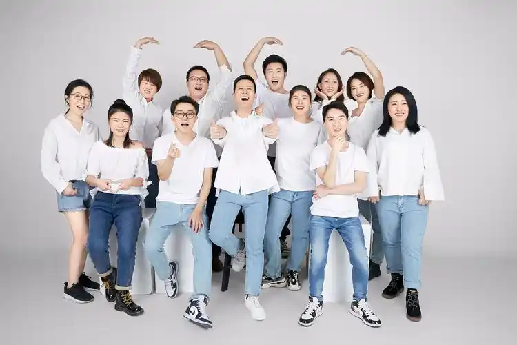 第二,海绵学堂完善的团队介绍及团队照片.