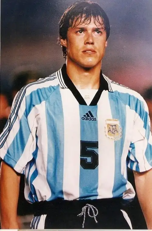 意甲名宿阿尔梅达:以一防二的阿根廷悍将,巅峰可争世界最佳后腰