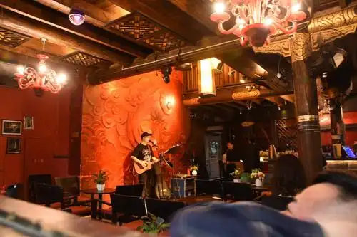 路旁的小酒吧,传唱着《成都》,很应景.