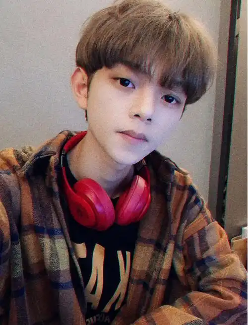 谈过一个男朋友,同样是快手网红,就是杨东煜了.