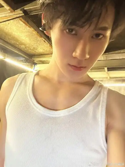 张真源的双眼皮##张真源怼脸自拍照