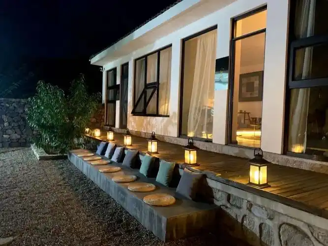 地址:蓟州区许家台镇杨家峪村附近景区:盘山风景区璞宿民宿农家院白墙