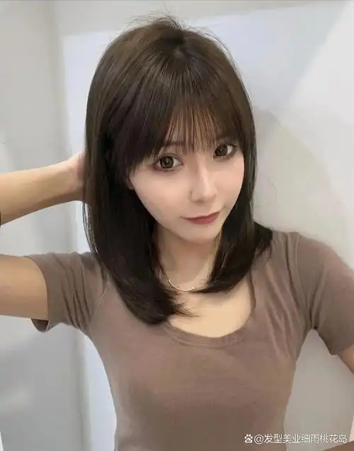 对于中长发的女生都非常适合这款艳美中发,发型的刘海跟两侧边缘衔接