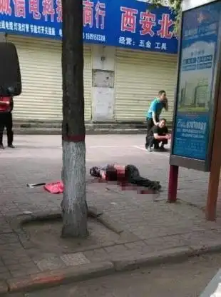 西安公交站发生凶杀案 死者遭剖腹脑袋挨斧劈