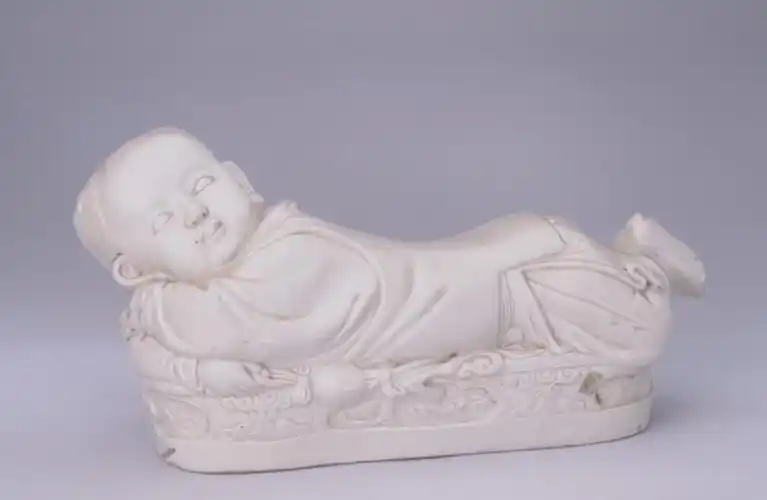 定窑白釉孩儿枕,宋代,故宫博物院藏.