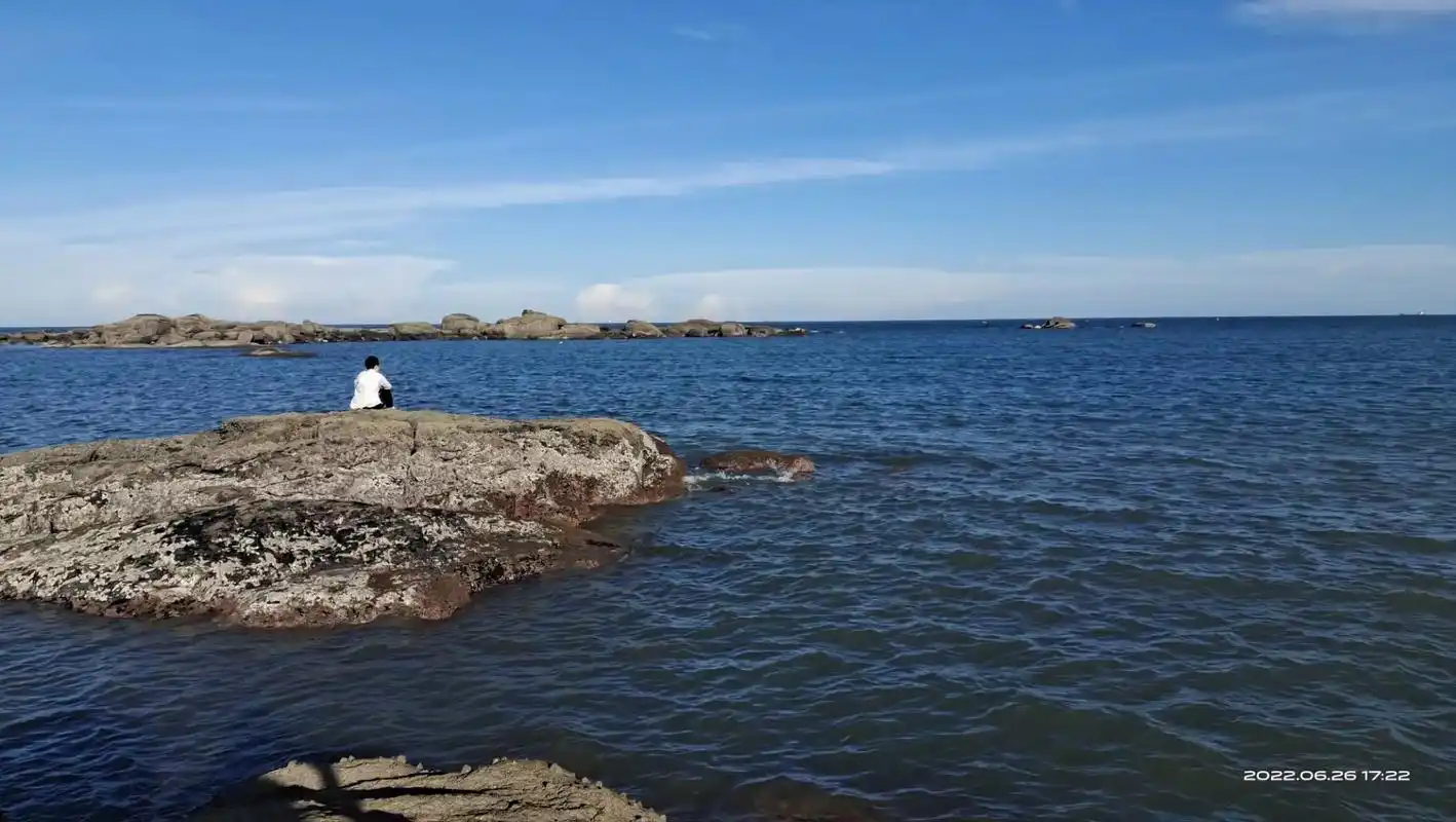 去年去玩,无意间拍到一个人独自坐着看海,现在回想起来那是有多 - 抖