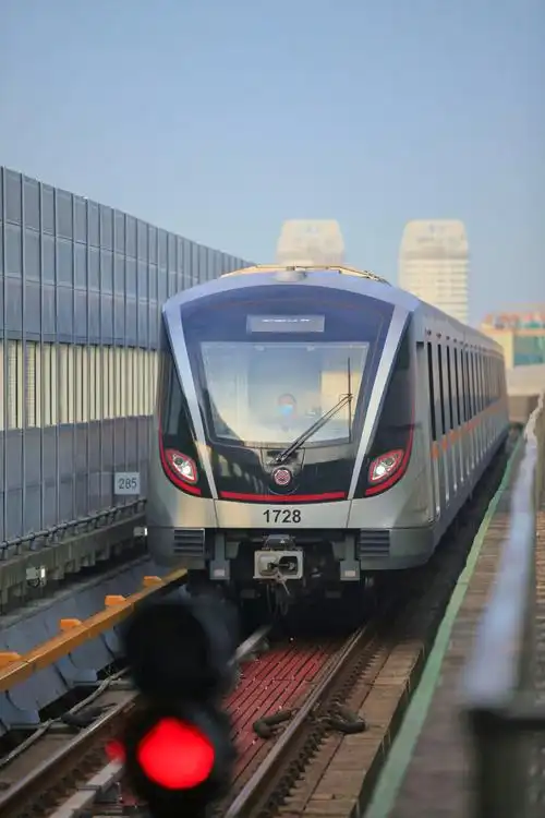 上海地铁17号线列车和车厢