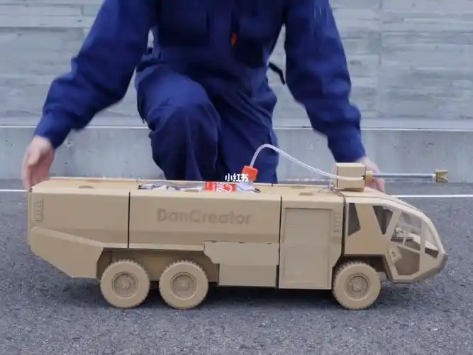 用废旧纸壳制作消防车