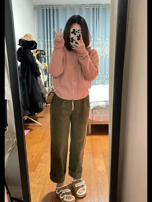 早春穿搭藕粉色毛衣搭配棕色阔腿裤