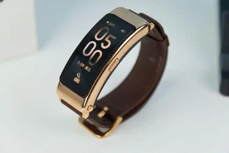 华为手环b6体验它有小弧线贴腕更贴耳