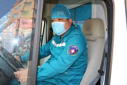 我是老兵 我在"疫"线坚守 —记平舆县中心医院120司机冯涛