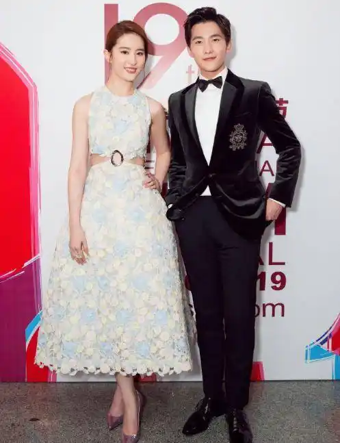 刘亦菲"一家三口"近照,丈夫比宋承宪帅多了(图)