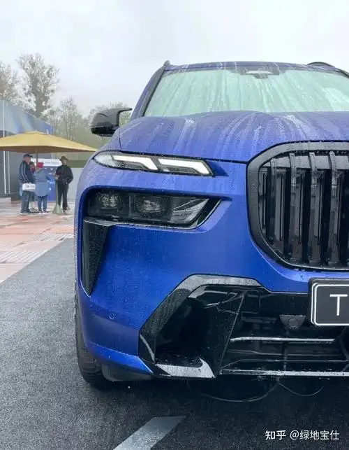 实拍新款宝马x7磨砂滨海湾蓝和雨天更配