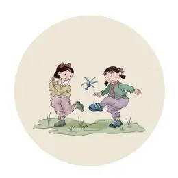 两个小女孩在草丛中一起玩踢毽子游戏