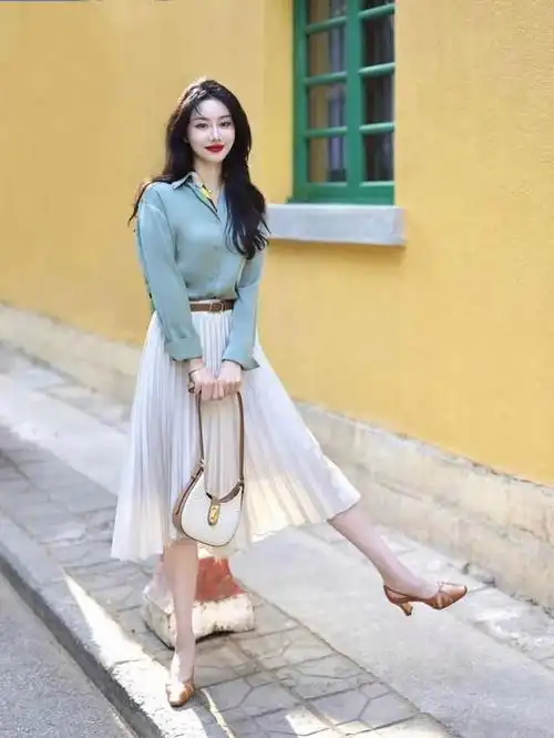 服饰的面料要求轻薄透气,灵动一些,颜色上也尽量追求清新减龄的浅色系