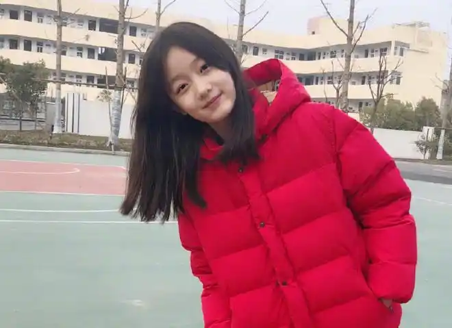 不得不说长大后的纪姿含真的是越来越美了,五官非常的精致又标致,明显