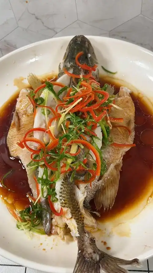 在家做个拿手菜家里有小孩的一定要学会这味道清蒸鲈鱼没刺营养价值还