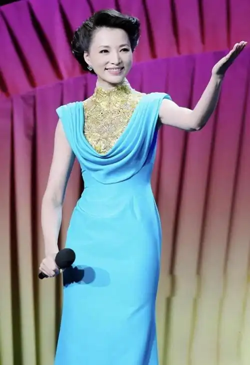 董卿私服穿搭简直了,条纹衬衫配吸烟裤时髦精致,比博主更会穿