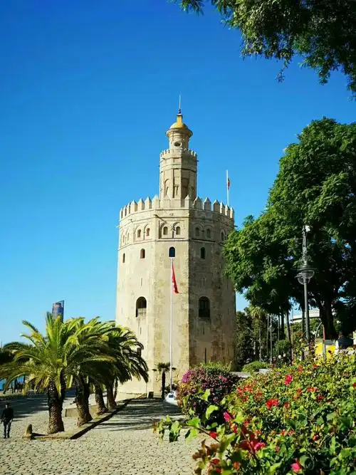 修建于1220年的西班牙黄金塔是典型的阿拉伯建筑风格有12个等边的砖塔