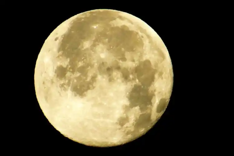 2020年最后一天凌晨的皓月当空