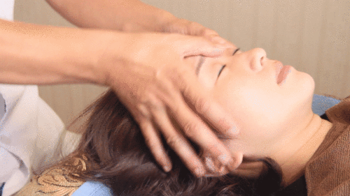 1 头部按摩 头疗的第一步就是先给头部做个放松运动 技师的手法娴熟