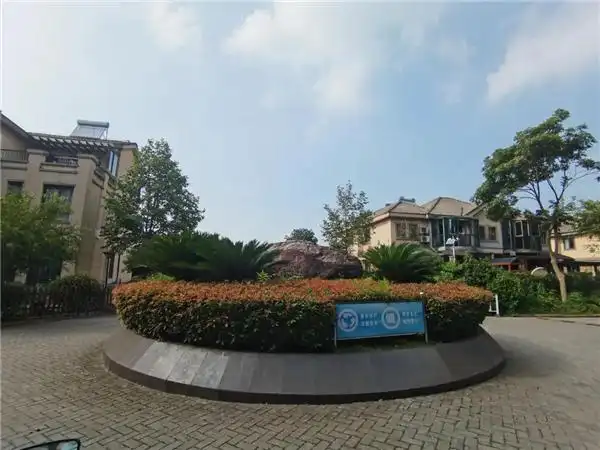 我们从南侧主大门进入小区后(因为是老小区,几乎没有什么门禁,外人