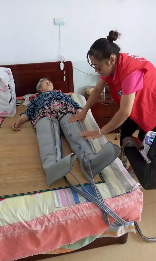 为老人进行健康理疗!每天都在进行中!