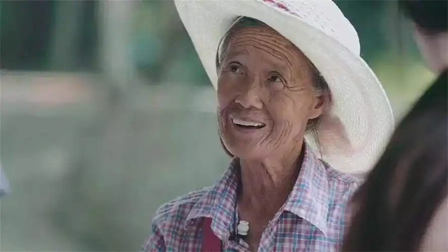 广西一位卖水的老奶奶,75岁自学11门外语,真是活到老学到老