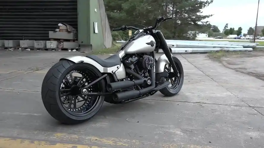 哈雷新肥仔改300mm宽胎套件   by ricks motorcycles