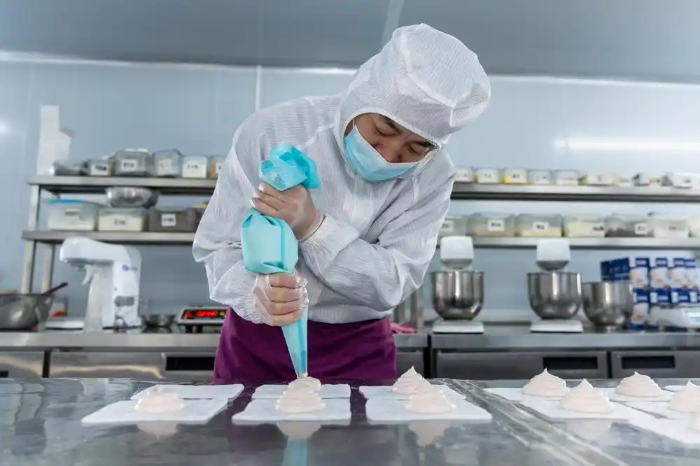 1月26日,在位于北京市朝阳区黑庄户乡的某食品公司,武师傅在研发工作