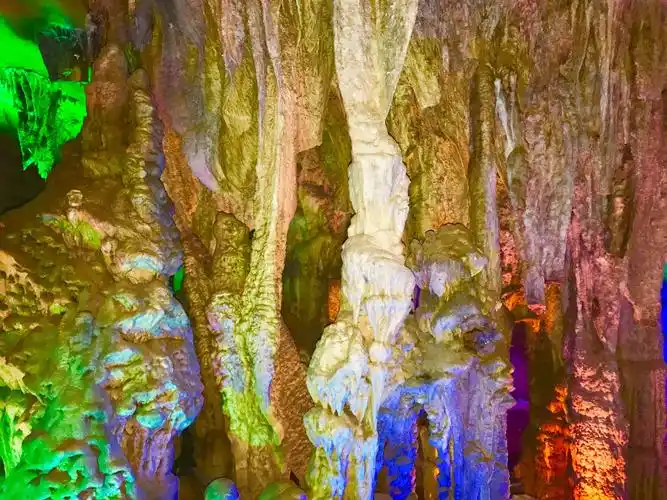 溶洞奇观(阳朔聚龙潭)