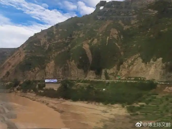 兰州~夜晚温暖的醉酒 兰州~淌不完的黄河水向东流 兰州~梦的尽头是海