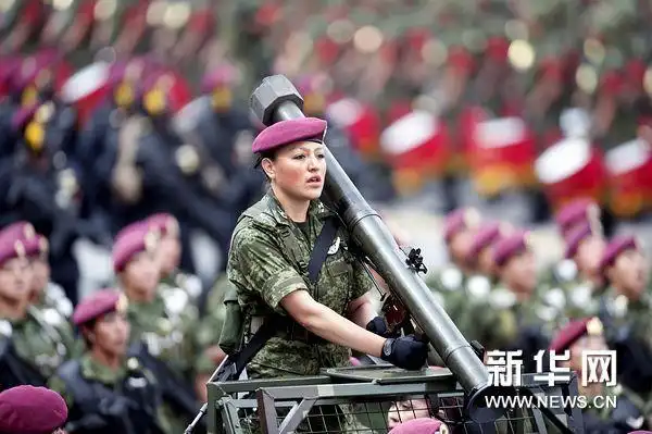 9月16日,一名墨西哥女兵在墨西哥城宪法广场参加庆祝墨西哥独立201