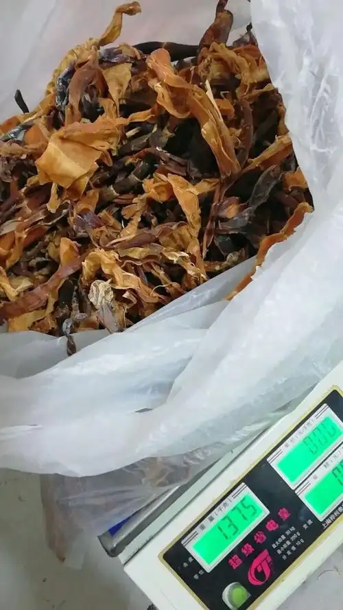 笋干晒的非常干,发黑和有霜属于正常现象,制作过程中没有任何添加剂.