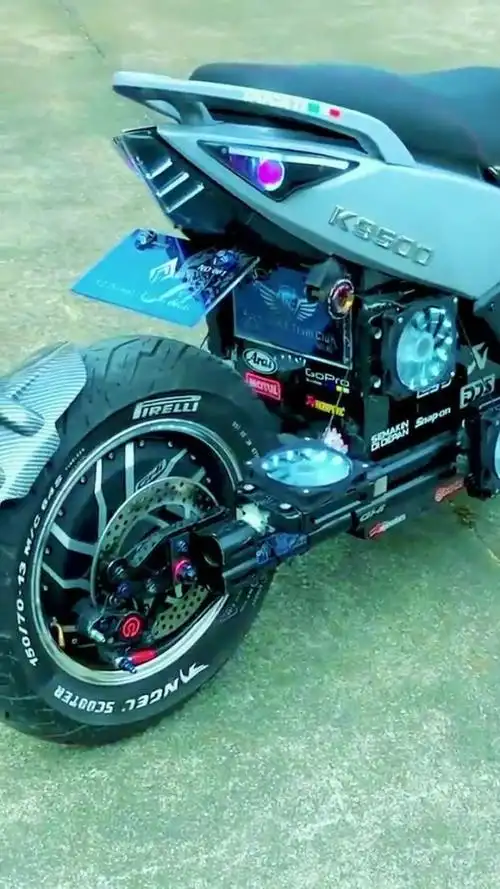 土豪改装的重机车,外形帅气拉风,行驶在路上就是最靓的仔