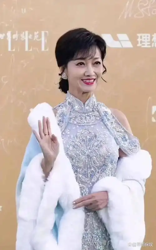 69岁林青霞的素颜照,才知道不扮嫩不"暴露"也是一种优雅