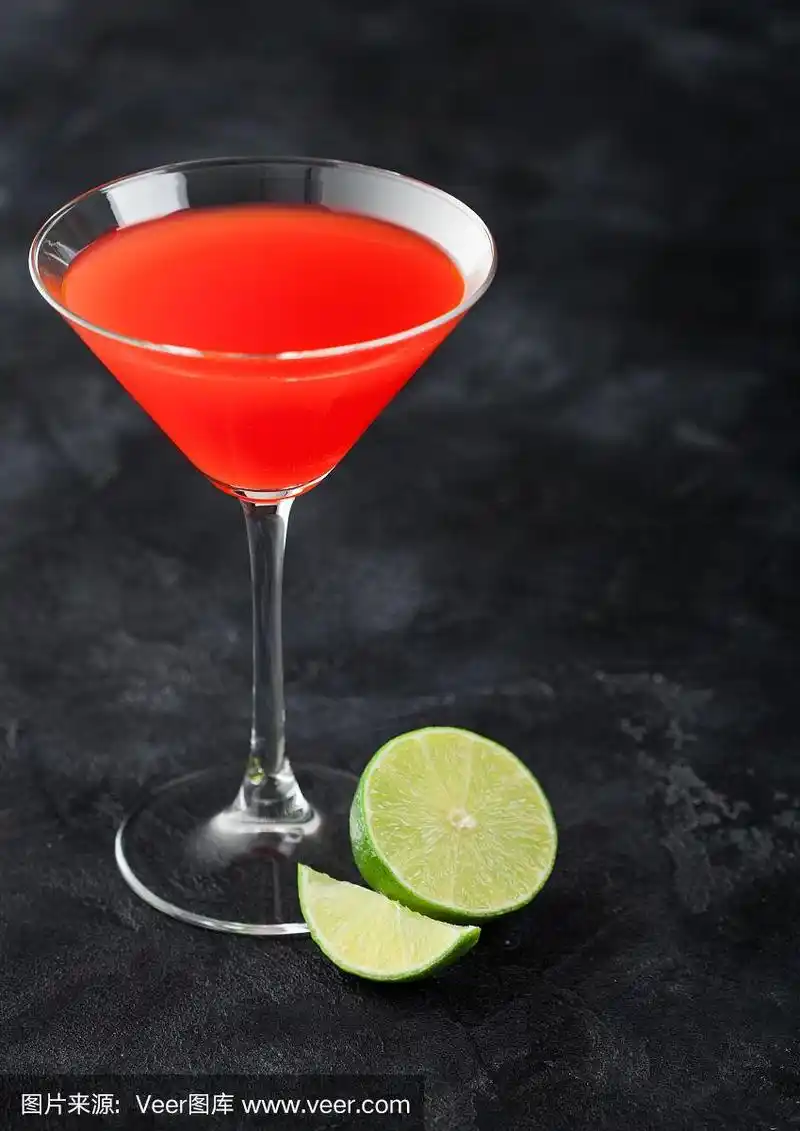 大都会鸡尾酒在经典的水晶玻璃与酸橙在黑色的背景.