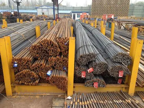 钢筋堆放场地通往施工现场的道路项目紧邻滨河西路,展现了四建一流的