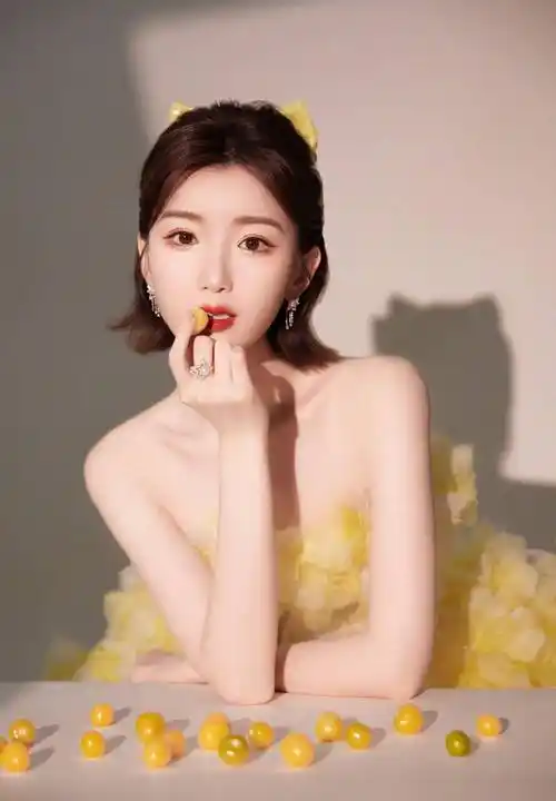 毛晓彤穿黄色花朵抹身材蓬蓬裙 明艳靓丽 俏皮可爱 露香肩雪肤甜美动