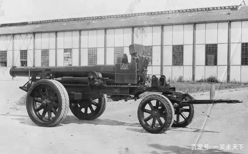 处于收纳状态的意大利m1935 210毫米重型榴弹炮,便于机动.