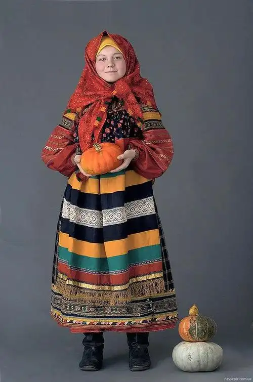 老照片身穿民族服装的俄罗斯美女仪态万千