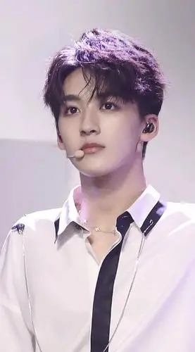 哈喽,大家好,这里是仙女聊八卦.今天给大家看一位来自r1se男团的帅哥