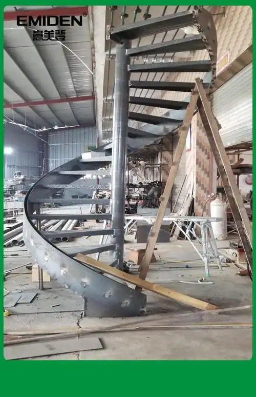 深圳意美登厂家碳钢旋转楼梯试装实拍图