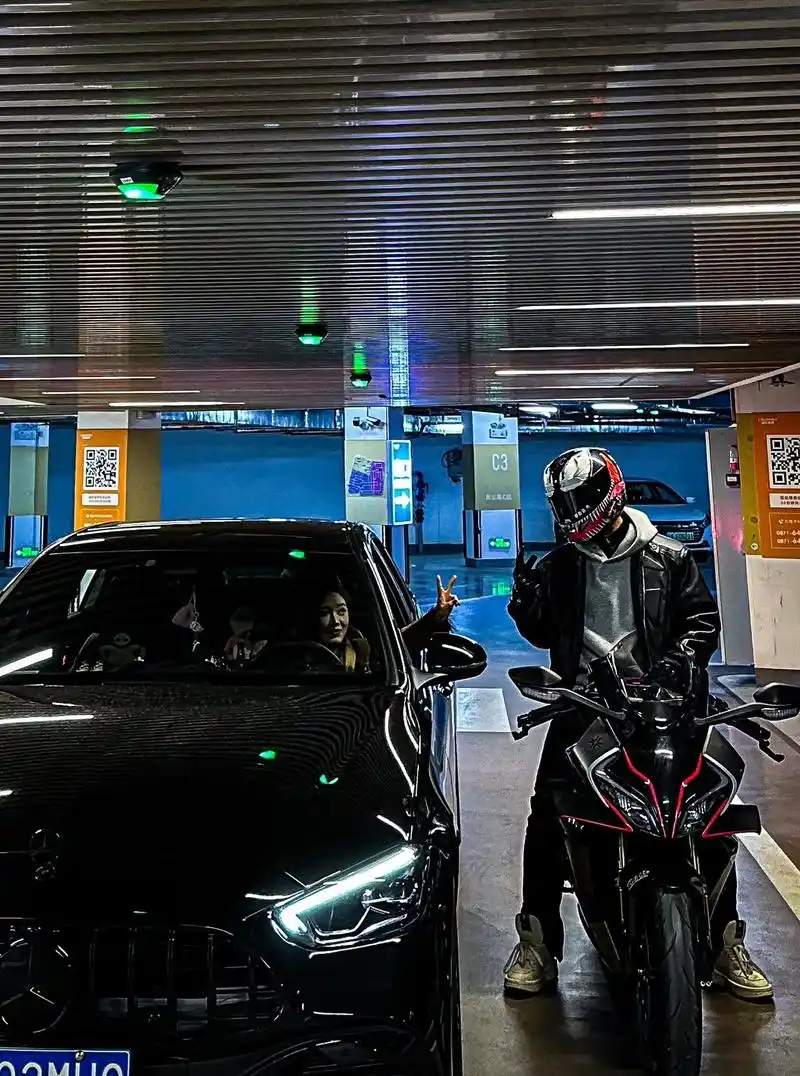 浅浅跟我一姐小黑来上一组#机车 #450sr #奔驰 #大玩 - 抖音