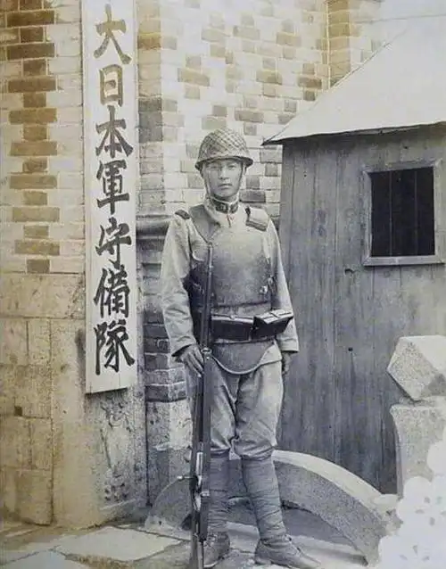 一名站岗的日军