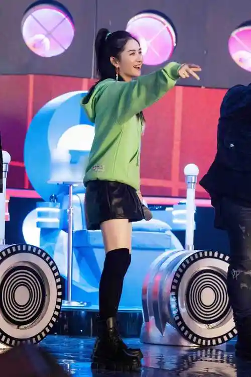 谢娜真是越来越好看了,红色大衣配黑色长筒靴霸气干练,气场强大