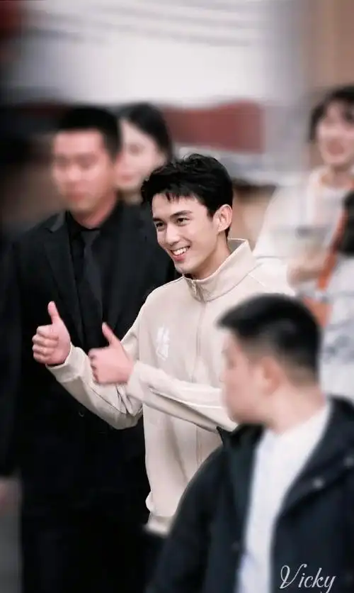 有个被cue像吴磊的同学看完电影很激动,上台讲了很多法律知识.